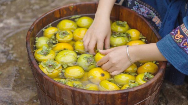 一直牛配资 柿子也能染布？湖北建始：“太阳之染”，一颗甜柿的非遗新生